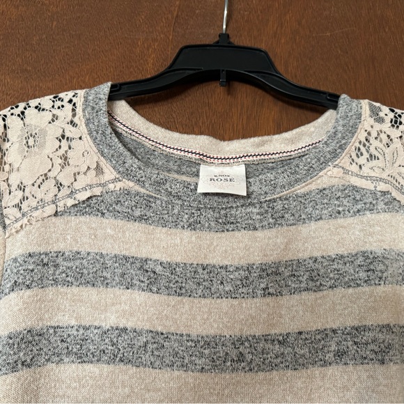 Knox Rose long sleeve top. - Picture 2 of 3